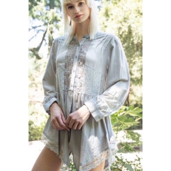 POL Gray Cotton & Lace Long Sleeve Unbalanced Hem Button Down Shirt - Picture 4 of 9